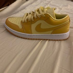 Jordan 1 low “Yellow Strike “ size 9w